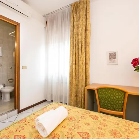 게스트하우스 Camelia Venice 3*